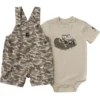 Tweedelige set voor jongens bestaande uit een rompertje met korte armstukken en een shortall met camouflage-cargozakken (baby)