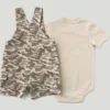 Tweedelige set voor jongens bestaande uit een rompertje met korte armstukken en een shortall met camouflage-cargozakken (baby)