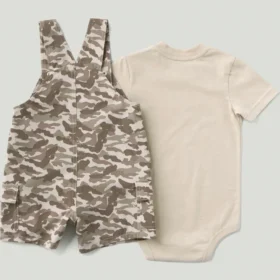 Tweedelige set voor jongens bestaande uit een rompertje met korte armstukken en een shortall met camouflage-cargozakken (baby)