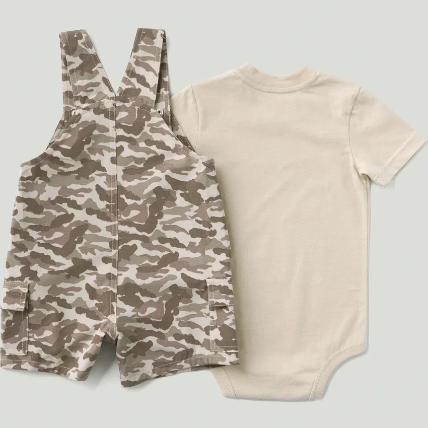 Tweedelige set voor jongens bestaande uit een rompertje met korte armstukken en een shortall met camouflage-cargozakken (baby)