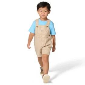 Tweedelige set voor jongens met T-shirt met korte armstukken en bruine gestreepte shortall (peuter)